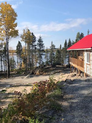 Vue sur le chalet et le lac — Lac Kénogami (secteur Larouche)